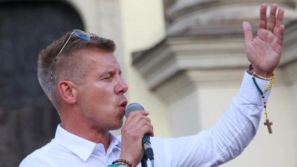 Hebegve próbált angolul beszélni a Tisza Párt egyik jelöltje a cégvezetői meghallgatáson