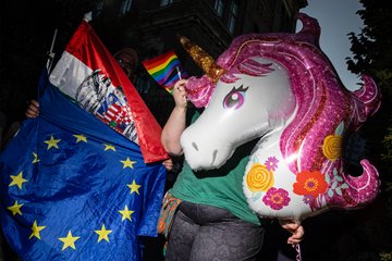 A hónap, amikor a Fidesz egy mesterterv alapján a Pride, a sajtó és a civilek ellehetetlenítése helyett hülyét csinált magából