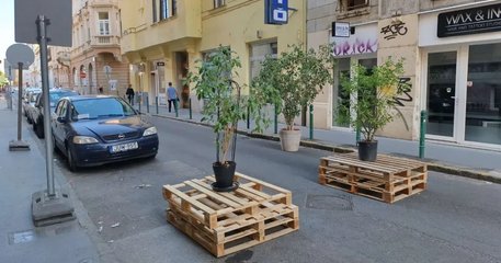 Háborognak a Tűzoltó utcaiak, hogy Puzsér saját kávézója előtt autómentesít